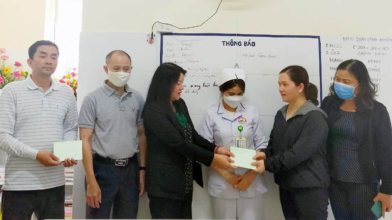 Ban đại diện tiếp nhận hỗ trợ từ lãnh đạo TP Đà Lạt để điều trị bé C .