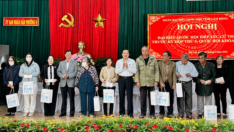 Đồng chí Phan Đình Trạc và Bí thư Tỉnh ủy Lâm Đồng Trần Đức Quận trao quà tặng các gia đình chính sách trên địa bàn phường 9, TP Đà Lạt.