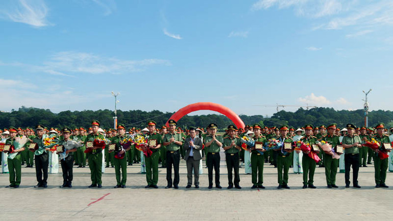 Ban Tổ chức tặng hoa các đội tham gia hội thi.