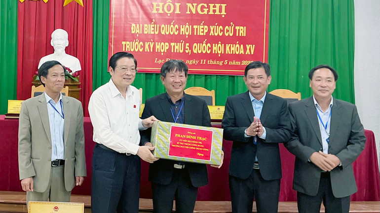 Đồng chí Phan Đình Trạc trao quà tặng tập thể cán bộ, nhân viên Vườn quốc gia Bidoup-Núi Bà.