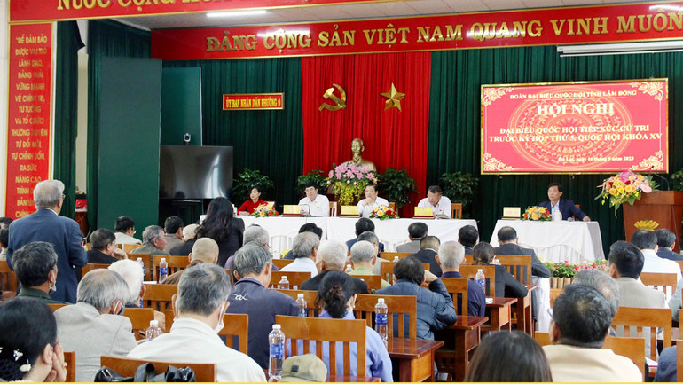 Quang cảnh buổi tiếp xúc cử tri.