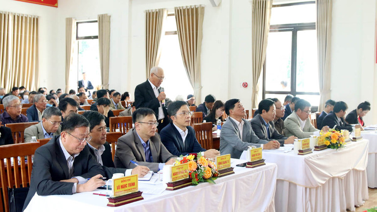 Cử tri trình bày ý kiến với Đoàn đại biểu Quốc hội tỉnh Lâm Đồng.