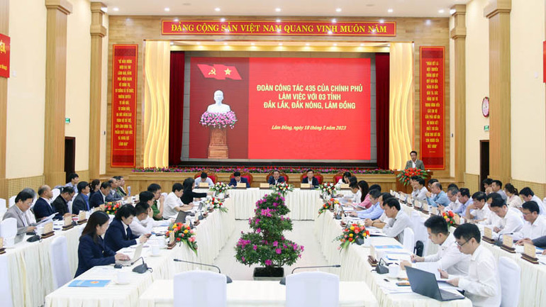 Quang cảnh buổi làm việc.