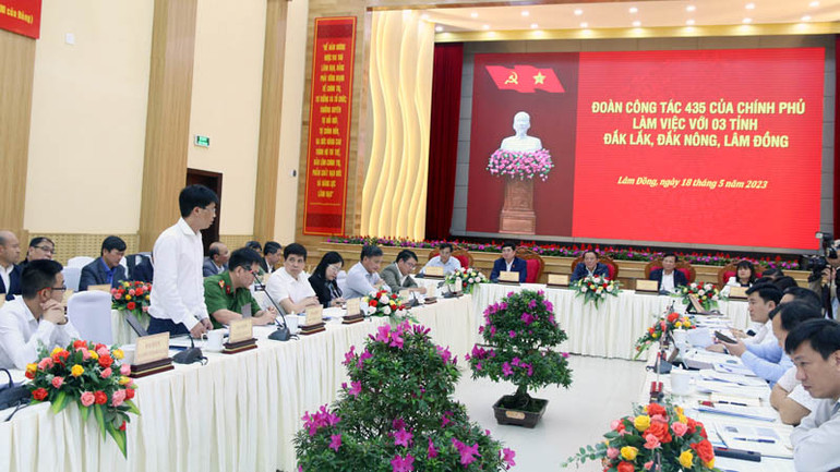 Đại diện các bộ, ngành Trung ương phát biểu ý kiến tại buổi làm việc.