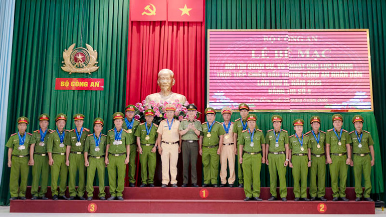 Ban Tổ chức trao giải cho các vận động viên đạt thành tích trong hội thi.