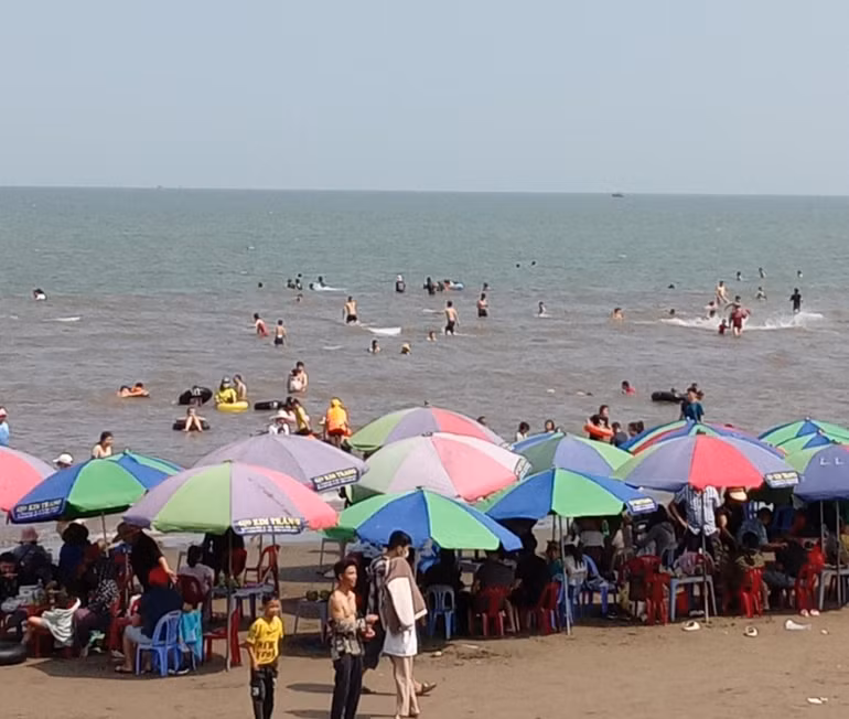 Vào những ngày nắng hửng, bãi biển cồn Vành đón rất đông du khách.