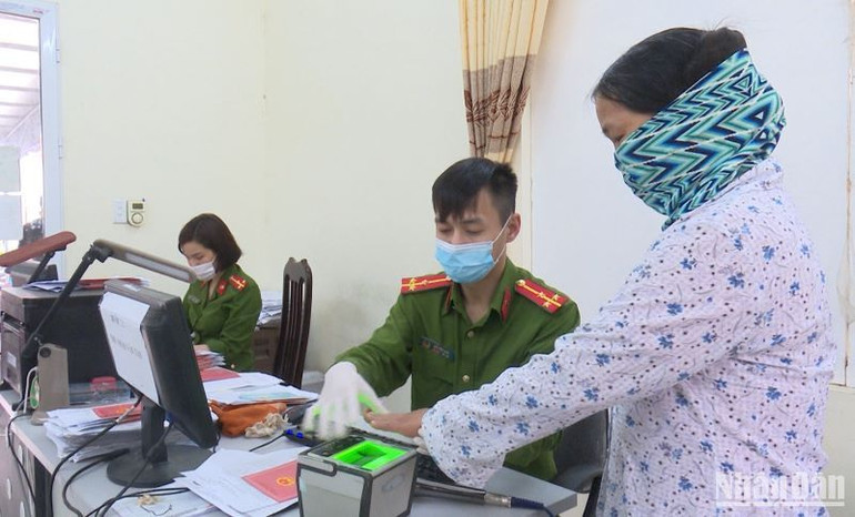 Lực lượng công an làm ngoài giờ hành chính, ngày nghỉ, ngày lễ để bảo đảm hoàn thành kế hoạch cấp căn cước công dân trước ngày 31/5/2023.