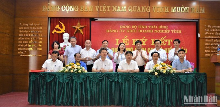 Các đơn vị trong khối doanh nghiệp ký kết xây dựng mô hình chi bộ kiểu mẫu giai đoạn 2022-2025.