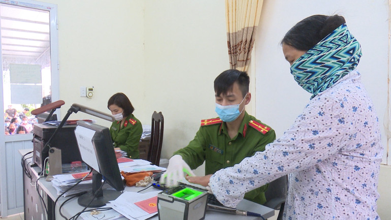 Công an huyện Thái Thụy (tỉnh Thái Bình) lấy dấu vân tay làm thẻ căn cước cho công dân.