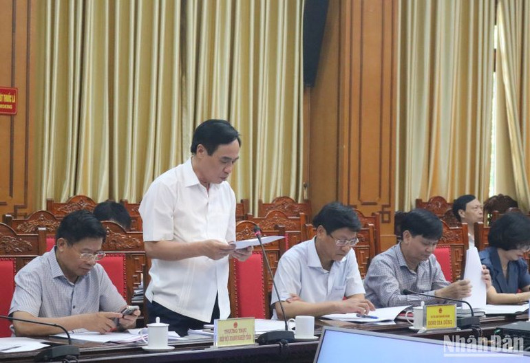 Phó Chủ tịch Hiệp hội Doanh nghiệp tỉnh Trần Văn Quang thẳng thắn chỉ ra những tồn tại của các sở, ngành trong việc giải quyết công việc cho doanh nghiệp.