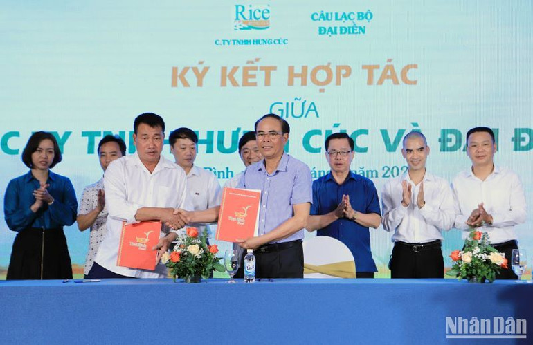 Đại diện Công ty Trách nhiệm hữu hạn Hưng Cúc và Câu lạc bộ đại điền ký kết hợp tác trong lĩnh vực thu mua lúa gạo.