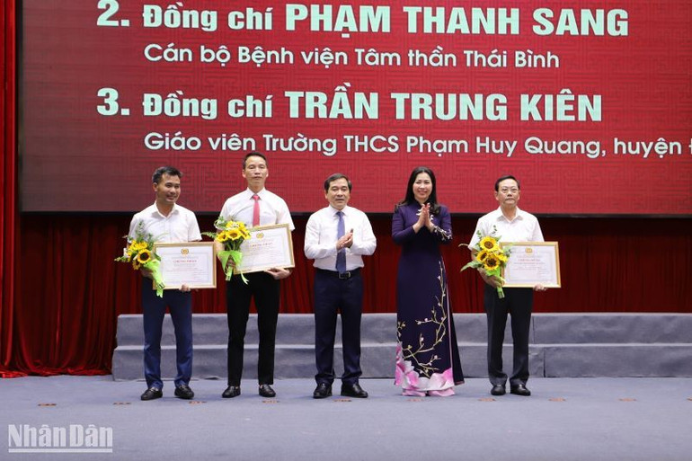 Phó Bí thư Thường trực Tỉnh ủy Thái Bình Nguyễn Tiến Thành (giữa) trao Giải nhất tập thể và Giải nhất cá nhân.