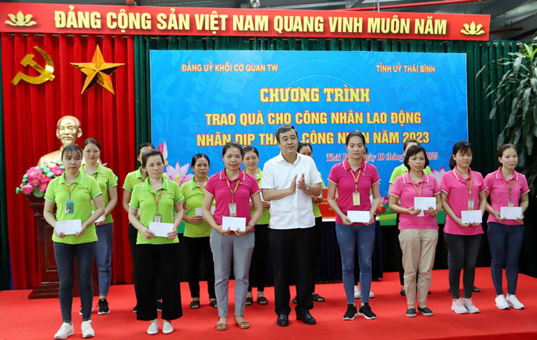 Đồng chí Ngô Đông Hải, Ủy viên Trung ương Đảng, Bí thư Tỉnh ủy Thái Bình tặng quà cho công nhân Nhà máy 6, Công ty Tân Đệ.