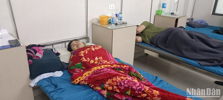 Chị Hoàng Thị Hương đến sáng 29/5 vẫn phải điều trị tại Bệnh viện đa khoa Lâm Hoa trong tình trạng mỏi mệt.