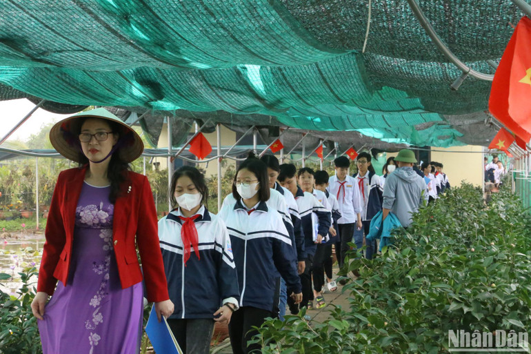 Đầm sen Vân Đài thu hút đủ mọi lứa tuổi đến thăm quan, trải nghiệm. Đây đang là điểm đến không thể bỏ qua khi về huyện Hưng Hà, tỉnh Thái Bình.