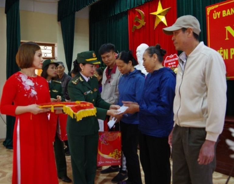 Hội Phụ nữ Bộ đội Biên phòng tỉnh Thái Bình tặng quà cho hộ nghèo khu vực biên giới biển.
