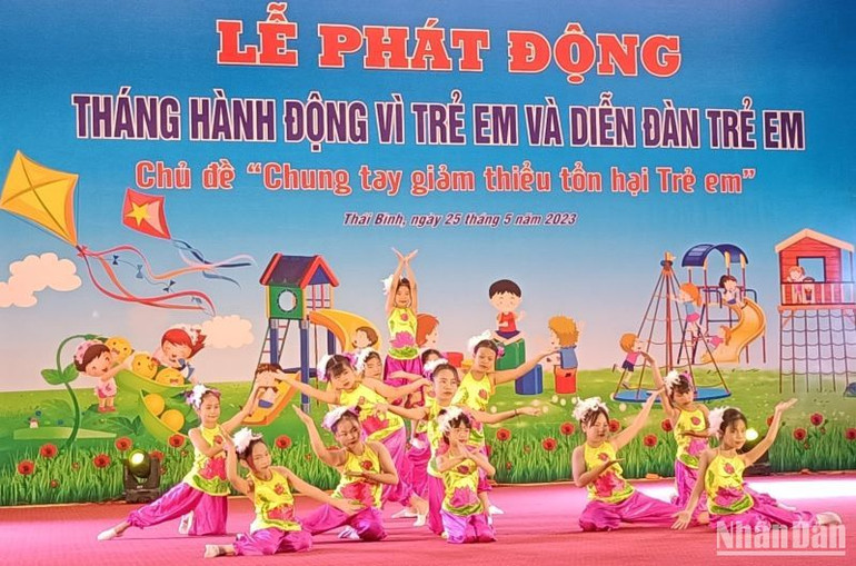 Các tiết mục văn nghệ đặc sắc do các em thiếu nhi biểu diễn.