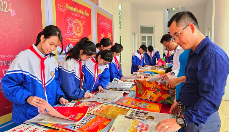 Bạn đọc đọc báo Xuân.