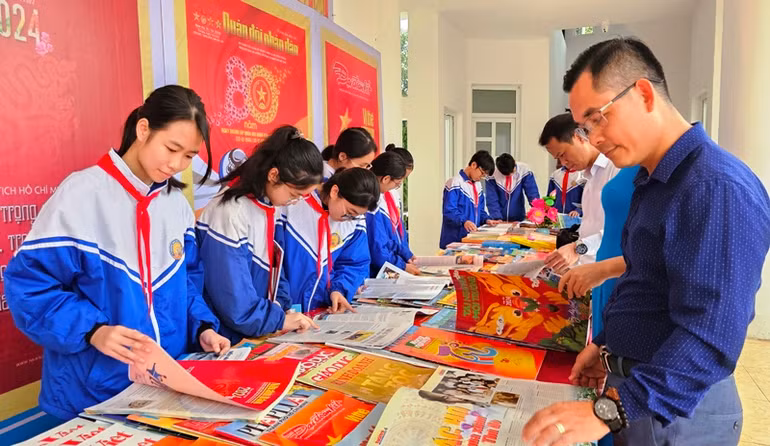 Bạn đọc đọc báo Xuân.