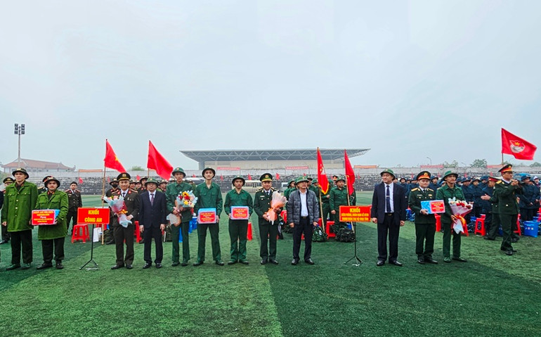 Lãnh đạo huyện Quảng Xương trao tặng hoa, quà cho các tập thể tân binh.