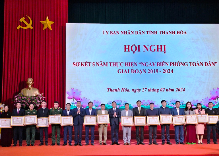 Lãnh đạo tỉnh Thanh Hóa trao tặng Bằng khen cho các tập thể có thành tích xuất sắc, giai đoạn 2019-2024.