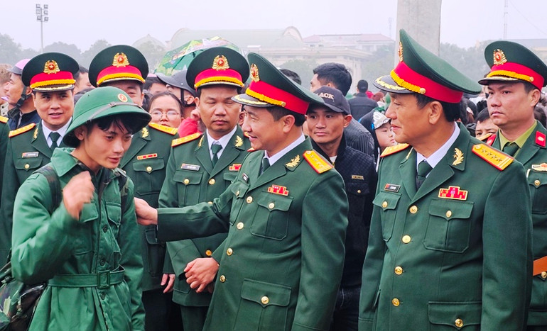 Lãnh đạo các đơn vị quân đội ân cần hỏi thăm, khích lệ tân binh.