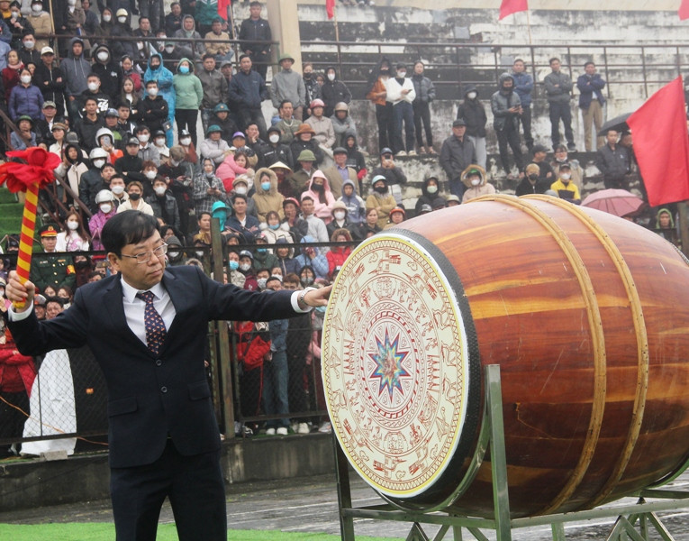 Chủ tịch huyện Quảng Xương nổi trống khai hội tòng quân.