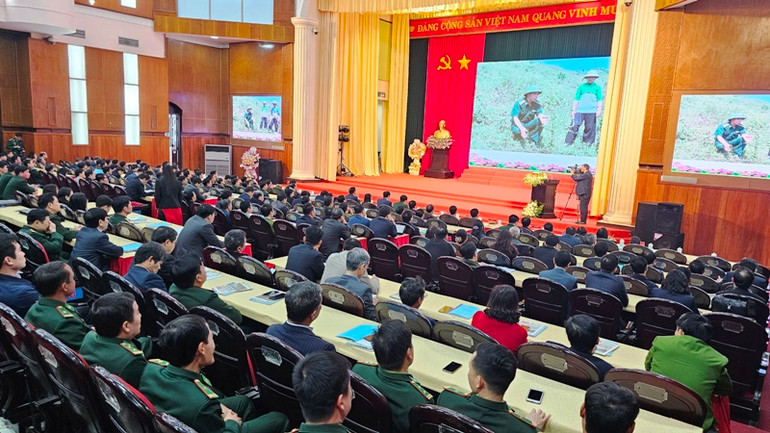 Các đại biểu xem giới thiệu kết quả 5 năm thực hiện Ngày Biên phòng toàn dân.