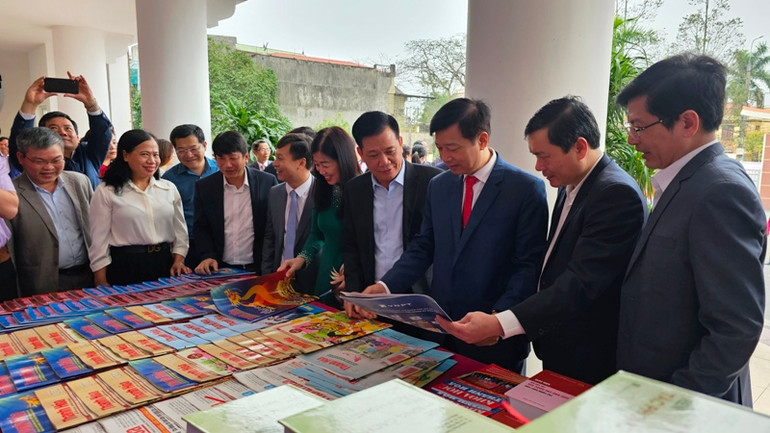 Đại diện các ngành, địa phương với các ấn phẩm báo, sách.