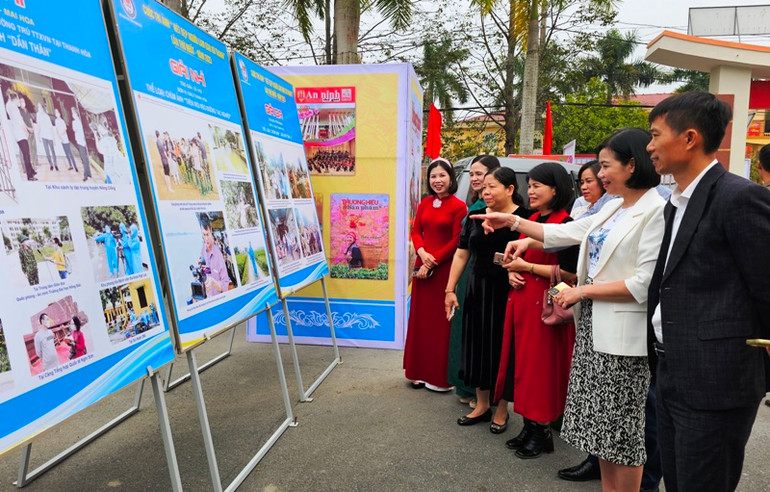 Cán bộ, viên chức tham quan ảnh "Nét đẹp người làm báo xứ Thanh".