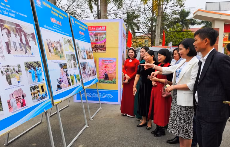 Cán bộ, viên chức tham quan ảnh "Nét đẹp người làm báo xứ Thanh".