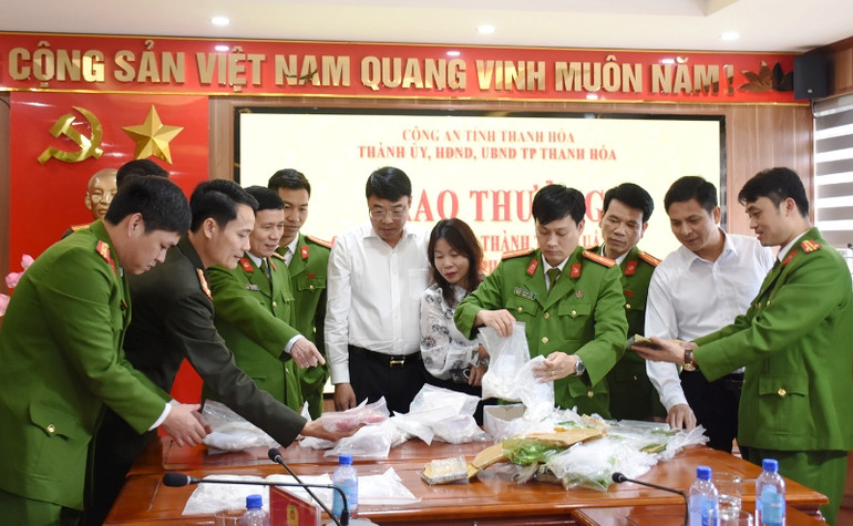 Các đại biểu xem ma túy tang vật.