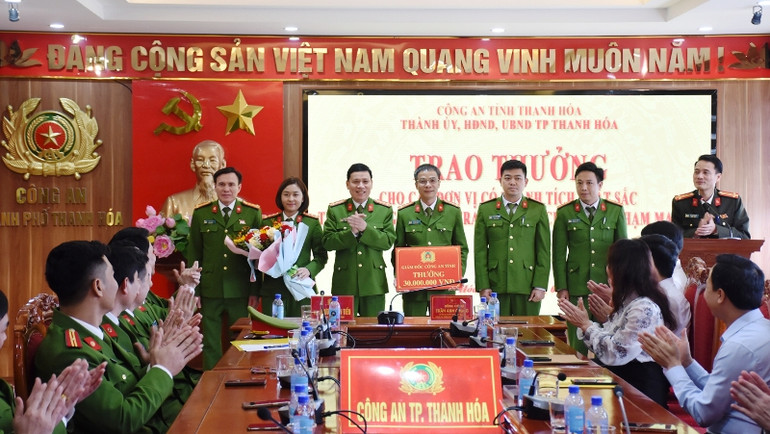 Lãnh đạo Công an tỉnh Thanh Hóa trao thưởng cho Phòng Cảnh sát điều tra tội phạm về ma túy.