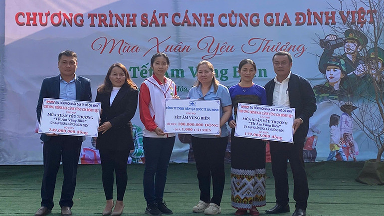 Đại diện các đơn vị trao biểu trưng giá trị quà tặng cho người dân vùng cao biên giới tỉnh Thanh Hóa.