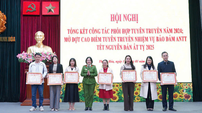 Công an tỉnh Thanh Hóa tặng Giấy khen cho các cá nhân có thành tích trong tuyên truyền bảo đảm an ninh trật tự.