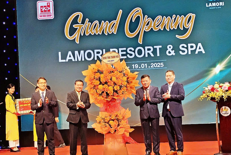 Tỉnh Thanh Hóa tặng hoa chúc mừng Tập đoàn Sao Mai.