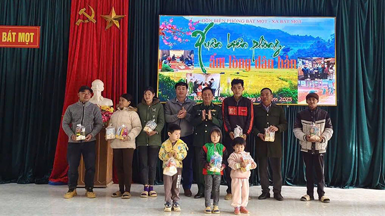 Bộ đội Biên phòng Đồn Bát Mọt tặng quà cho các gia đình, trẻ em.