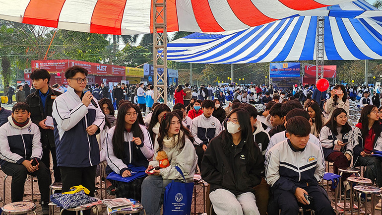 Học sinh hỏi về điều kiện tham dự tuyển sinh vào các trường quân đội.