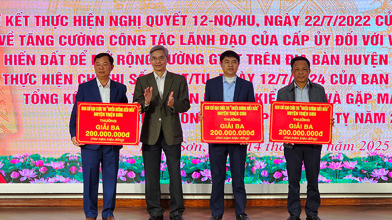 Huyện Triệu Sơn trao thưởng cho các đơn vị đoạt giải xây dựng tuyến đường kiểu mẫu.