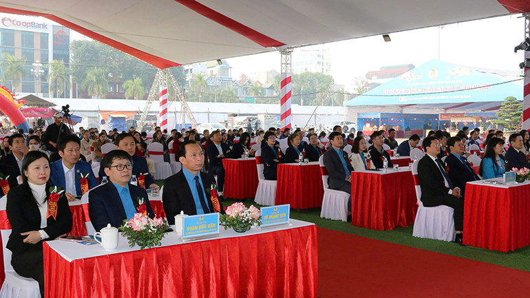 Các đại biểu tham dự buổi lễ.