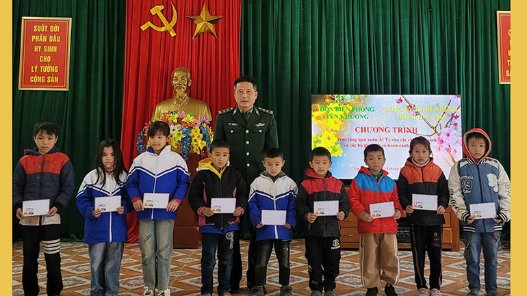 Bộ đội Biên phòng trao tặng quà cho học sinh ở xã Yên Khương, huyện Lang Chánh.