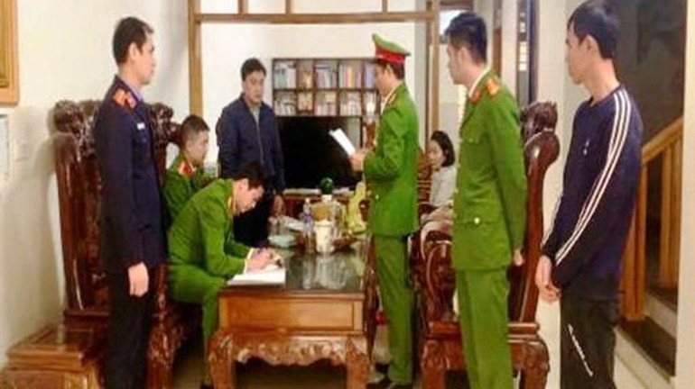 Cơ quan chức năng thi hành quyết định khởi tố, khám xét nơi ở của bị can.