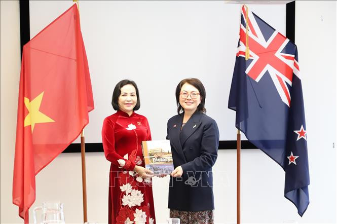 Bà Melissa Lee (phải), Bộ trưởng Bộ Các cộng đồng dân tộc tặng quà lưu niệm cho Phó Chủ tịch Quốc hội Nguyễn Thị Thanh. (Ảnh: TTXVN)