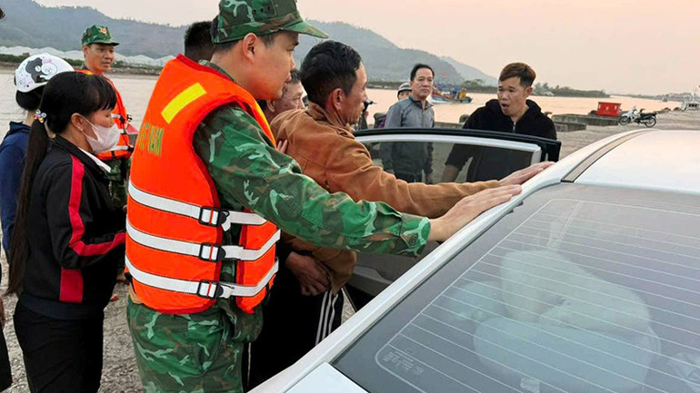 Ngư dân bị tai nạn tiếp tục được trung chuyển, đưa đến cơ sở y tế cấp cứu.