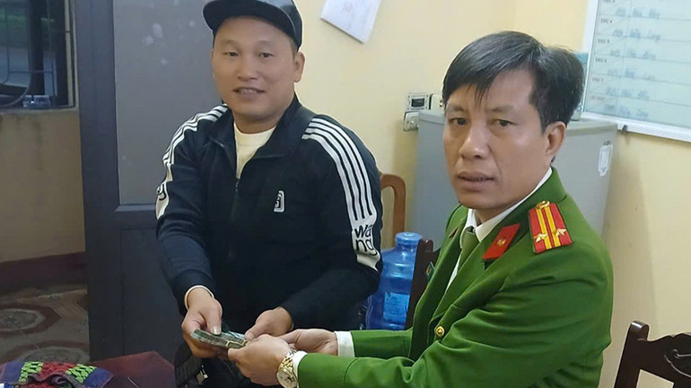 Công an xã Hoằng Cát bàn giao tài sản chuyển nhầm cho người được chủ sở hữu ủy quyền.