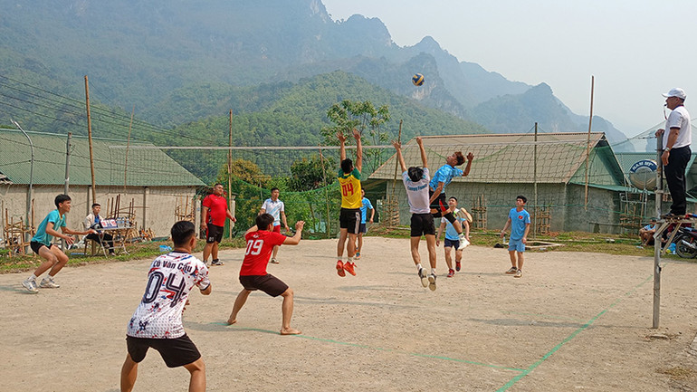 Thanh niên vùng thượng du Thanh Hóa thi đấu giao hữu môn bóng chuyền.