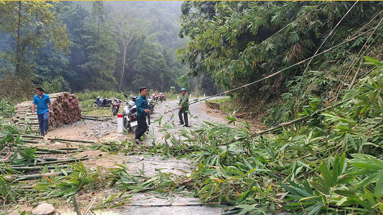 Các lực lượng ở huyện Quan Sơn phát quang tầm nhìn bên đường giao thông và bảo đảm hành lang an toàn truyền tải điện.