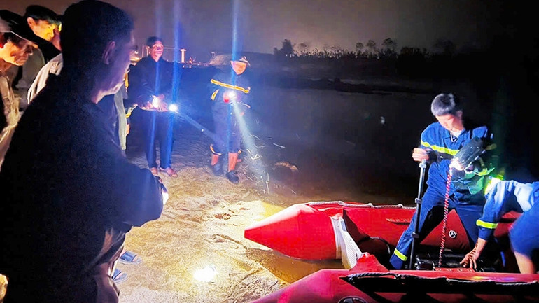 Lực lượng chuyên nghiệp triển khai phương án tìm nạn nhân trong đêm.