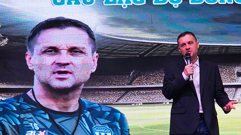 Tân Huấn luyện viên trưởng Câu lạc bộ bóng đá Đông Á Thanh Hóa trao đổi tại lễ ra mắt. Tân Huấn luyện viên trưởng Câu lạc bộ bóng đá Đông Á Thanh Hóa trao đổi tại lễ ra mắt.