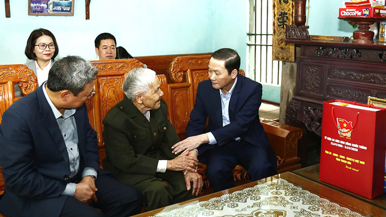 Lãnh đạo tỉnh và thành phố Thanh Hóa trao đổi với Xã đội trưởng dân quân từng chiến đấu, phục vụ chiến đấu, bảo vệ cầu Hàm Rồng. Lãnh đạo tỉnh và thành phố Thanh Hóa trao đổi với Xã đội trưởng dân quân từng chiến đấu, phục vụ chiến đấu, bảo vệ cầu Hàm Rồng.